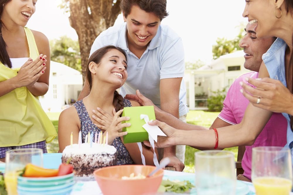 Los pagos entre amigos con Bizum son perfectos para los regalos en grupo