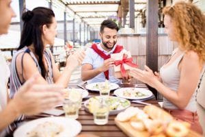 Las solicitudes Bizum te solucionan la petición de dinero en las reuniones de amigos